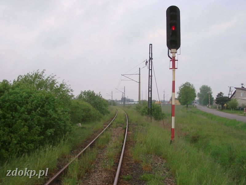 2005-05-23.193 ROG-garbatka sem wj z kier krzyza.jpg - linia Inowrocaw Rbinek - Drawski Myn - widok w kierunku Rogona, semafor wjazdowy od strony Bzowo-Goraj.